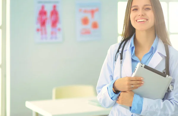 Médico Femenino Usando Tableta Vestíbulo Del Hospital — Foto de Stock