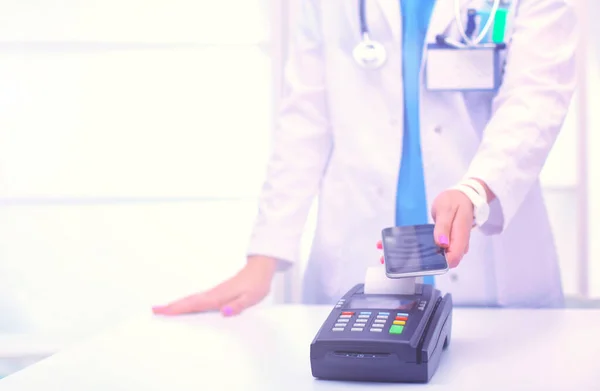 Doktor Trzyma Terminal Płatniczy Rękach Płacenie Opiekę Zdrowotną Doktorze — Zdjęcie stockowe