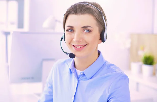 Ernsthafte Hübsche Junge Frau Arbeitet Als Telefonistin Mit Headset Büro — Stockfoto
