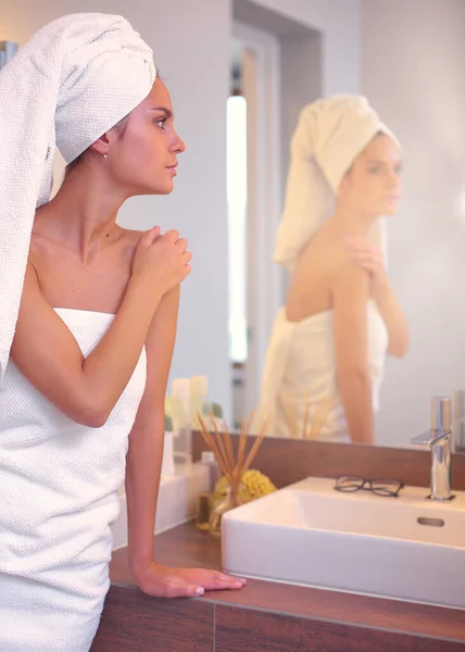 Banyo Aynası Önünde Duran Genç Çekici Kadın — Stok fotoğraf