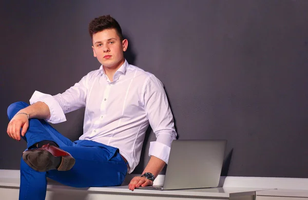 Schöner Junger Mann Mit Laptop Auf Schwarzem Hintergrund — Stockfoto