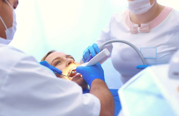 牙科诊所的医生和病人 — 图库照片