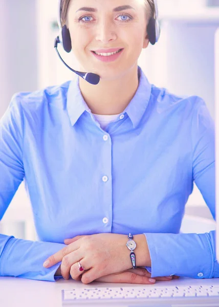 Komoly Csinos Fiatal Dolgozik Támogató Telefon Kezelő Fülhallgató Irodában — Stock Fotó