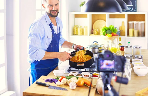 台所の背景に食料品でいっぱいの紙袋を持っている男 買い物と健康食品のコンセプト — ストック写真