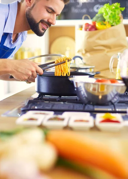 Homem Preparando Comida Deliciosa Saudável Cozinha Casa — Fotografia de Stock