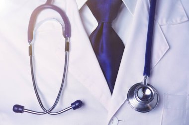 Çekici genç bir kadın yüzüne krem sürüyor..