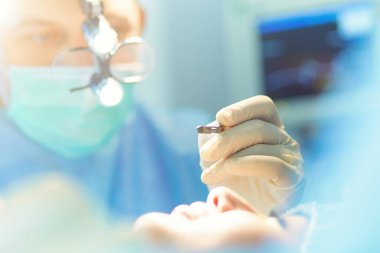 Ekip cerrahı ameliyathanede..