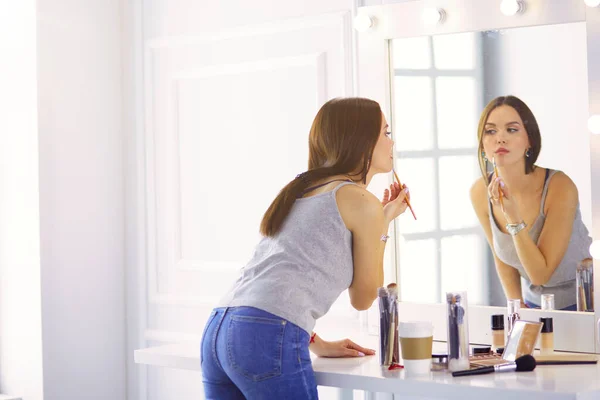 Jovem Mulher Aplicando Batom Frente Espelho — Fotografia de Stock