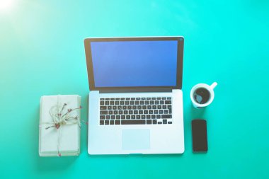 Dizüstü bilgisayar, boş ekranlı telefon, hediye kutusu, rustik ahşap masa düz kahve.