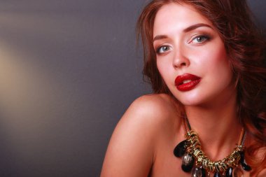 Siyah elbiseli, akşam makyajlı güzel bir kadın..