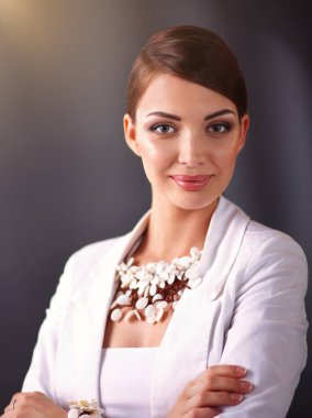 Boncuklar, gri arka plan üzerinde izole olan genç ve güzel kadın portresi