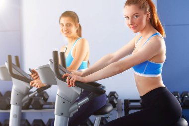 Bir grup insan üzerinde eğitmenler egzersiz jimnastik salonu .