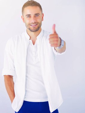 Genç iş adamı beyaz arka planda tek başına duruyor..