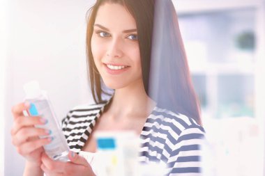 dükkanda duran güzel genç kadın portresi.