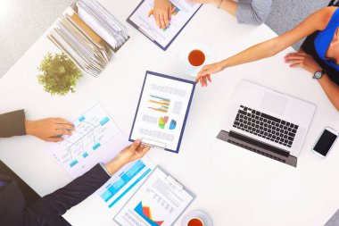 İş adamları iş toplantısında oturup tartışıyor.