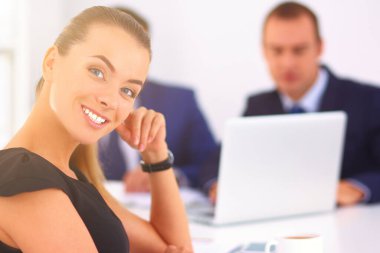 İş ekibi projelerini tartışıyor. .