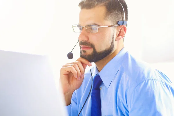 Üzletember Irodában Telefonál Fejhallgatóval Skype Facetime — Stock Fotó
