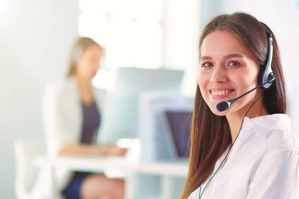 Uśmiechnięta Bizneswoman Lub Operator Infolinii Słuchawkami Komputerem Biurze — Zdjęcie stockowe
