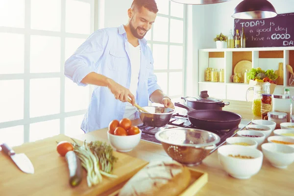 Hombre Preparando Comida Deliciosa Saludable Cocina Casera — Foto de Stock