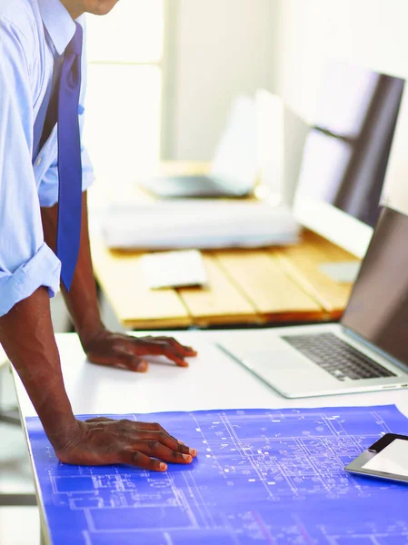 非洲裔美国建筑师在办公室使用计算机和蓝图 — 图库照片