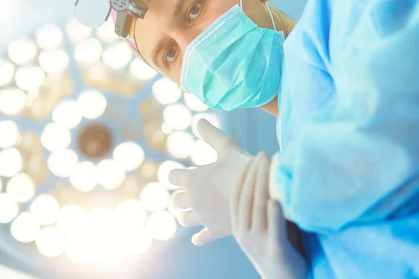 Muž Chirurg Pozadí Operačním Sále — Stock fotografie