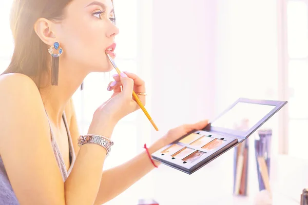 Brunette Femme Appliquant Maquillage Pour Une Date Soirée Devant Miroir — Photo