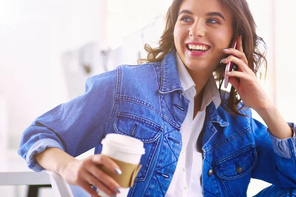 Junge Geschäftsfrau Telefoniert Coffeeshop — Stockfoto