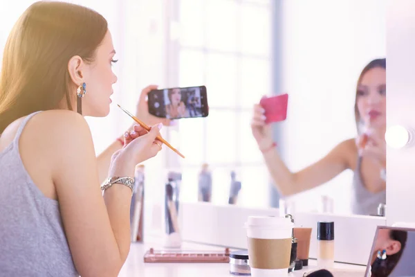 Beauty Blogger Filma Makeup Handledning Med Smartphone Framför Spegeln — Stockfoto