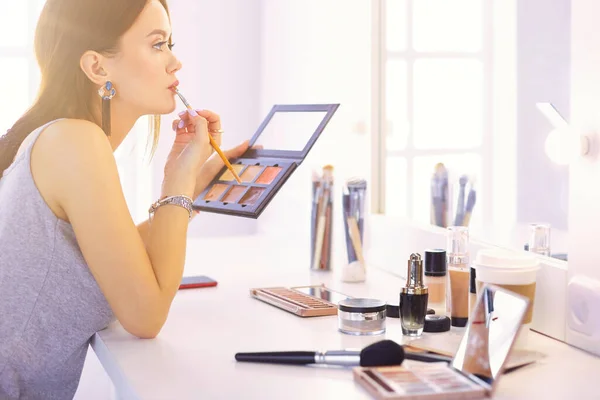 Mujer Morena Aplicando Maquillaje Para Una Cita Nocturna Frente Espejo —  Fotos de Stock