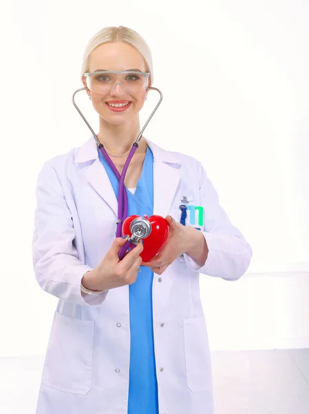 Młoda Lekarka Czerwonym Sercem Odizolowana Białym Tle Kobieta Lekarz — Zdjęcie stockowe