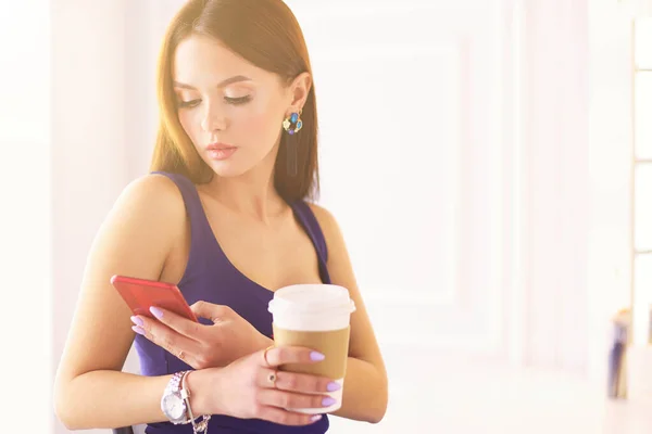 Молодая Женщина Кафе Пьет Кофе Разговаривает Мобильному Телефону — стоковое фото