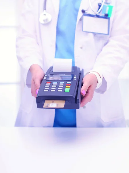 Médico Está Segurar Terminal Pagamentos Nas Mãos Pagar Por Cuidados — Fotografia de Stock