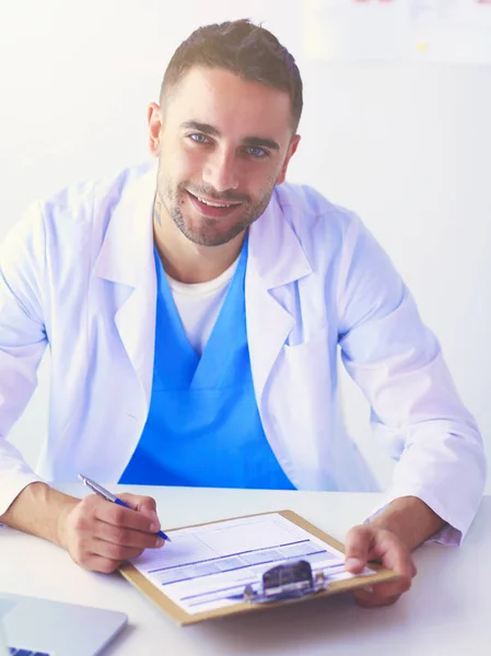 Porträt Eines Männlichen Arztes Mit Laptop Schreibtisch Der Arztpraxis — Stockfoto