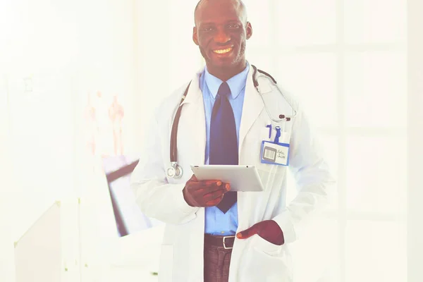 Retrato Jovem Médico Africano Segurando Pacientes Raio — Fotografia de Stock