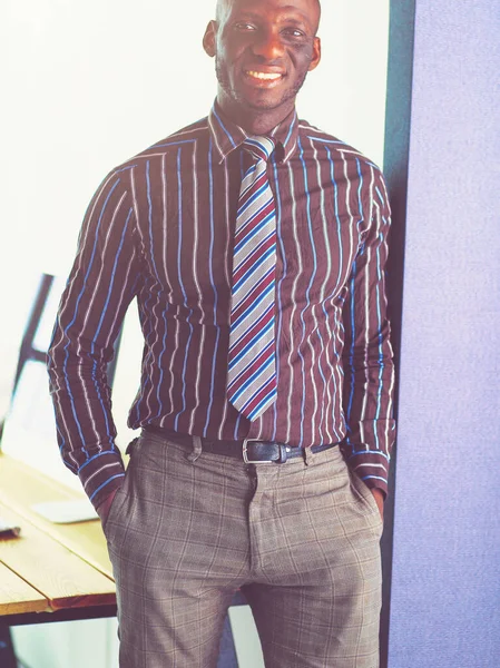 Portrét Pohledného Černého Podnikatele Stojícího Úřadu — Stock fotografie