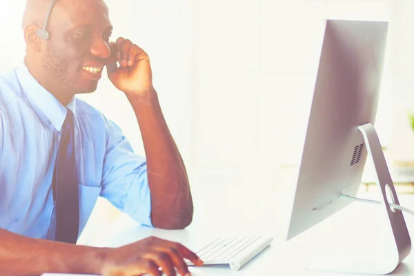 Kulaklıklı Afro Amerikan Işadamı Laptopuyla Çalışıyor — Stok fotoğraf