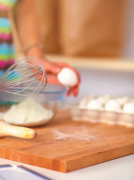 Mujer Está Haciendo Pasteles Cocina —  Fotos de Stock