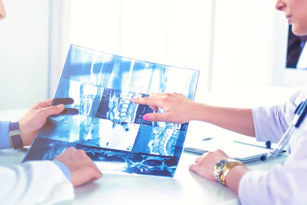 两名医生在明亮的办公室里研究X光影像 — 图库照片