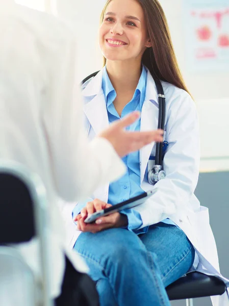 Arzt Und Patient Diskutieren Etwas Während Sie Tisch Sitzen Medizin — Stockfoto
