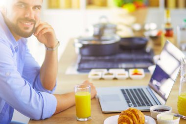 Adam ev mutfağında lezzetli ve sağlıklı yemekler hazırlıyor..