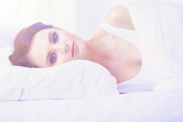 Молода Красива Жінка Лежить Ліжку — стокове фото