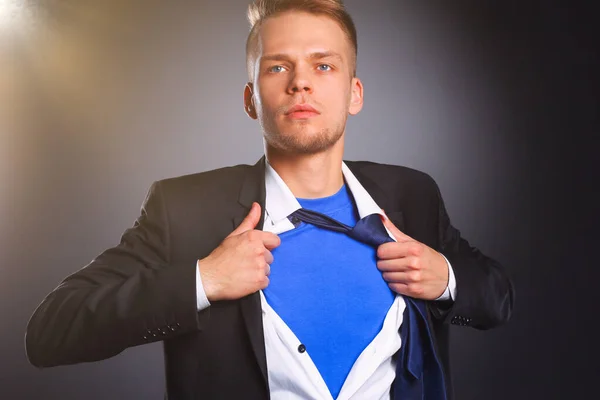 Молодой Бизнесмен Ведет Себя Супергерой Разрывает Рубашку Изолированный Сером Фоне — стоковое фото