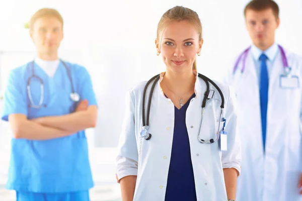 Tıp Grubunun Önünde Çekici Bir Kadın Doktor — Stok fotoğraf