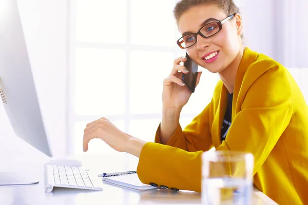 Kadını Ofiste Bilgisayar Cep Telefonu Kullanarak Işine Konsantre Oluyor — Stok fotoğraf