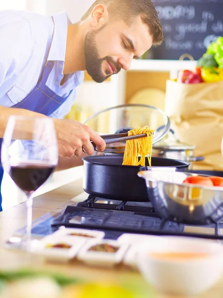Adam Mutfağında Lezzetli Sağlıklı Yemekler Hazırlıyor — Stok fotoğraf