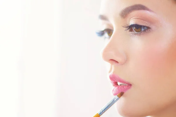 Hermosa Chica Con Cepillo Polvo Cosmético Para Maquillaje Maquillaje Maquillaje —  Fotos de Stock