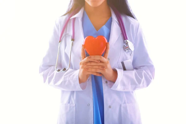 Kobieta Lekarz Stetoskopem Trzymającym Serce Wyizolowana Białym Tle — Zdjęcie stockowe