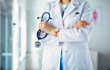 Hastanede steteskoplu gülümseyen doktor kadın..
