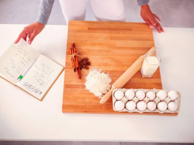 Kadın mutfakta Noel kurabiyesi yapıyor..