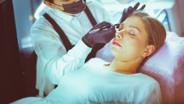 Kalıcı Kalıcı Kaşlara Makyaj Uygulayan Kozmetikçi.